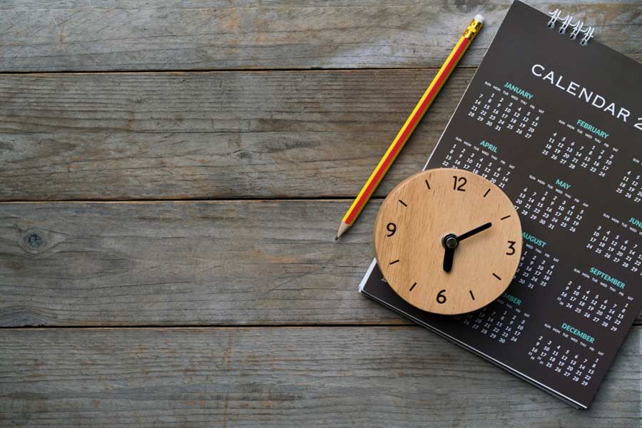 Calendar and clock representing calculation of days and time between 2 dates